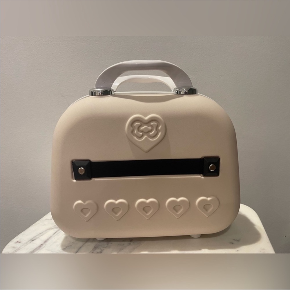 Hello Kitty Cream Cosmetic Bag - Picture 2 of 3